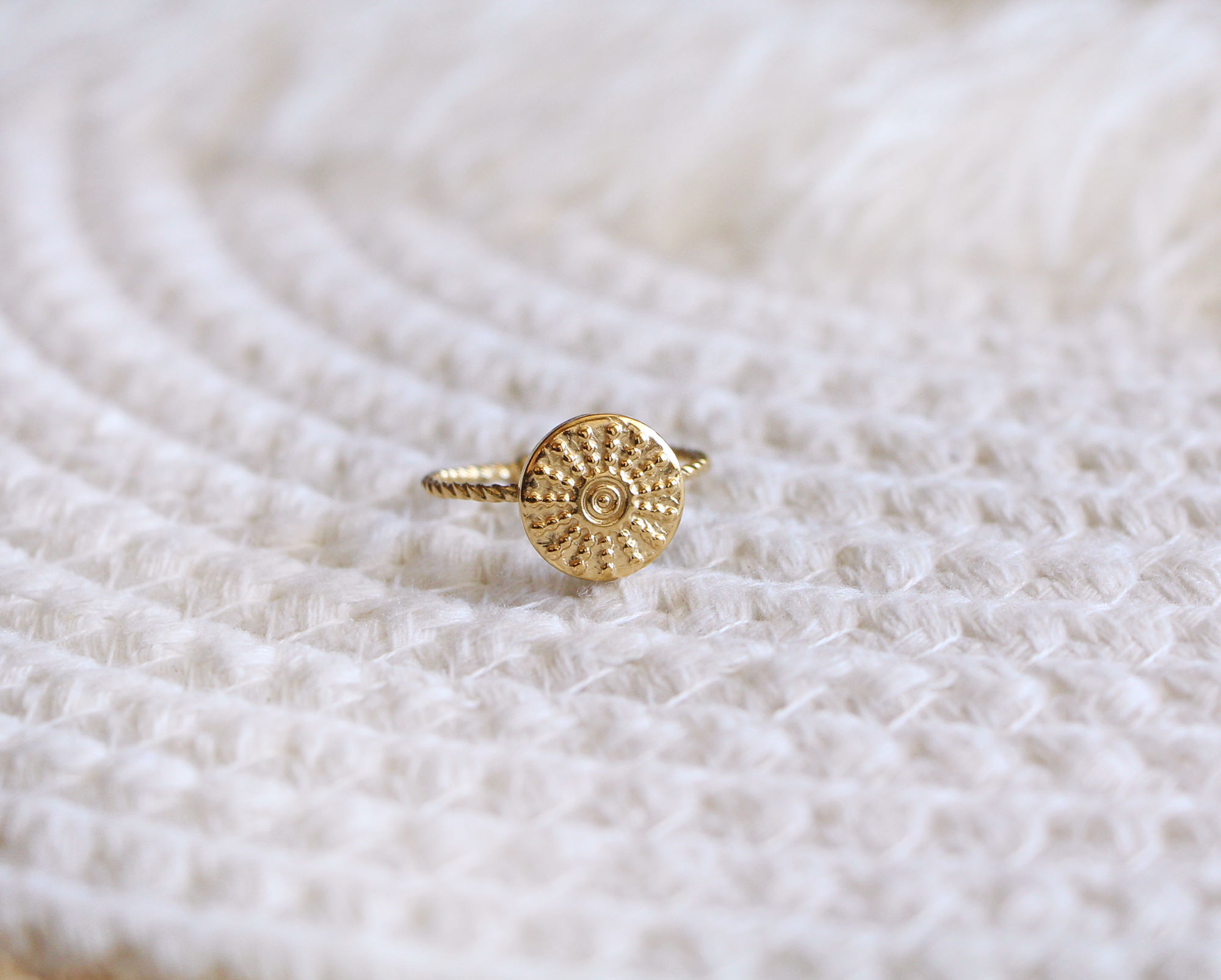 bague-lumiere-interieure-dore